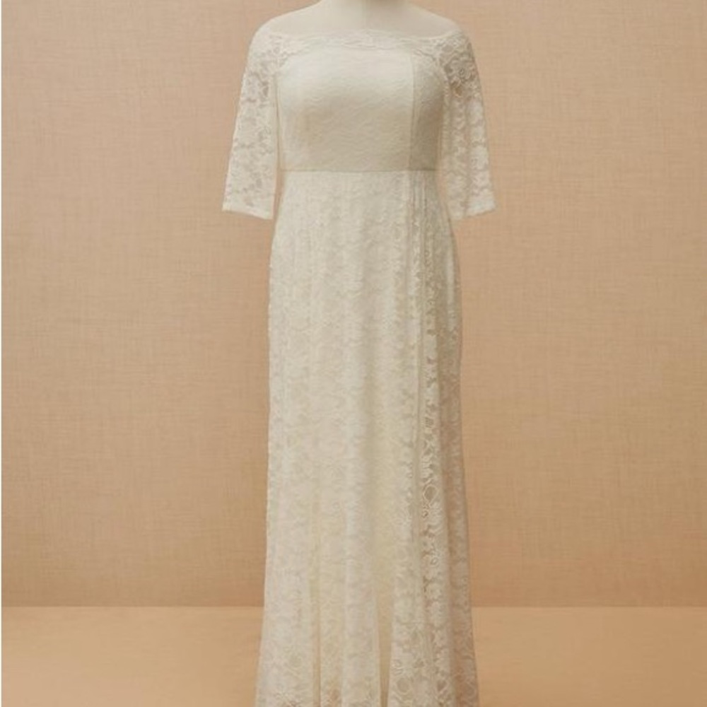 Elegant Lace wedding dress in Ivory